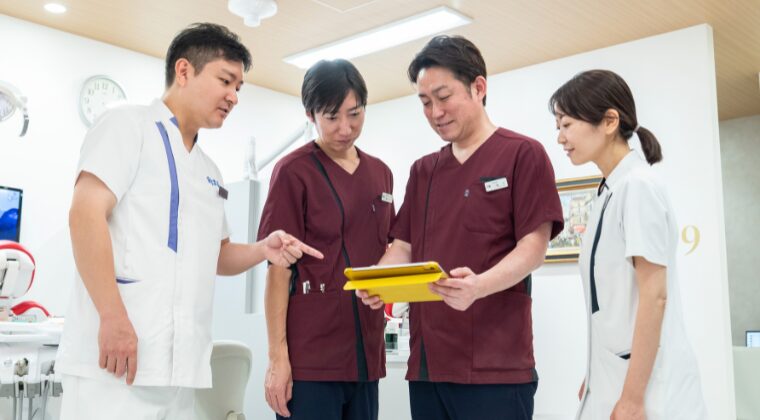 医師たちで相談している様子