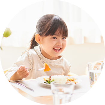 歯磨きをする子ども