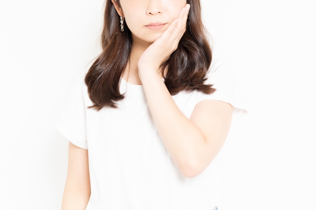 顎を気にする女性
