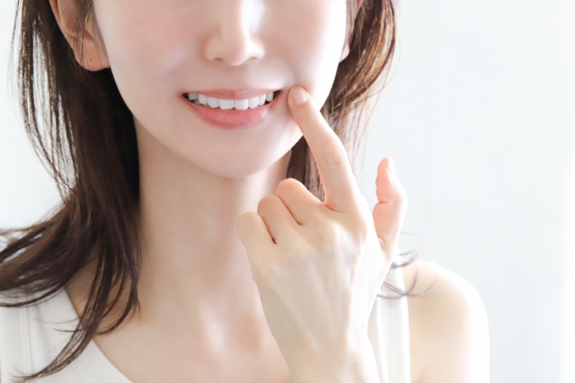 口元がきれいな女性