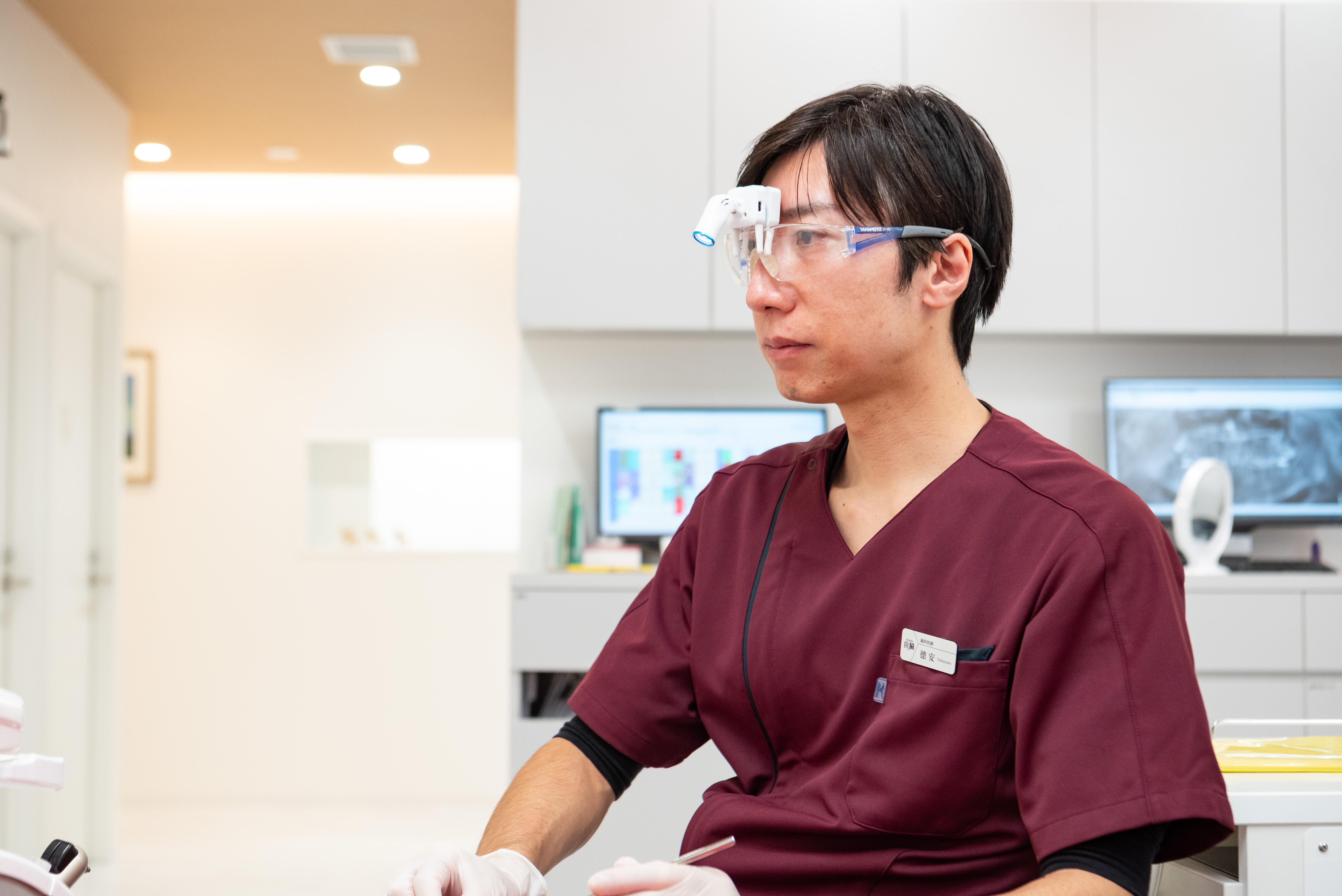 治療を行う院長