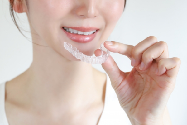 リテーナーを付ける女性