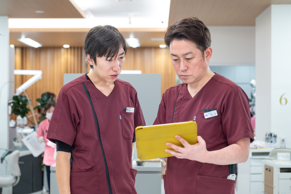 相談する医師たち