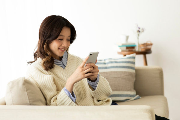 スマホを見る女性