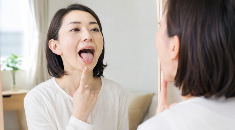 口周りトレーニングを行う女性