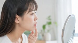 出っ歯を気にする女性