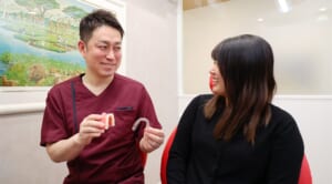 マウスピース矯正について患者様に説明する歯科医師