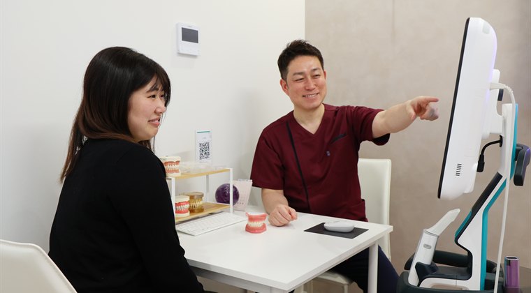 カウンセリングルームで費用について説明する様子